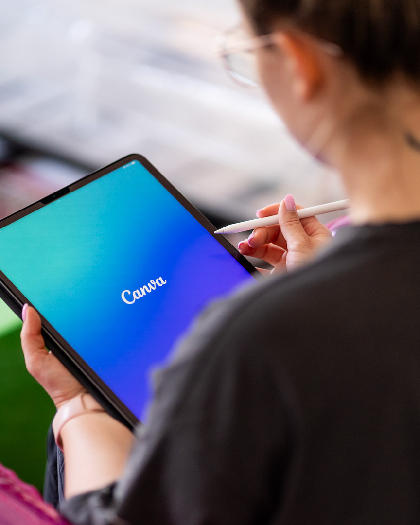Arbeit mit Grafikdesign Tool Canva in Werbeagentur buero_v1 in Düsseldorf