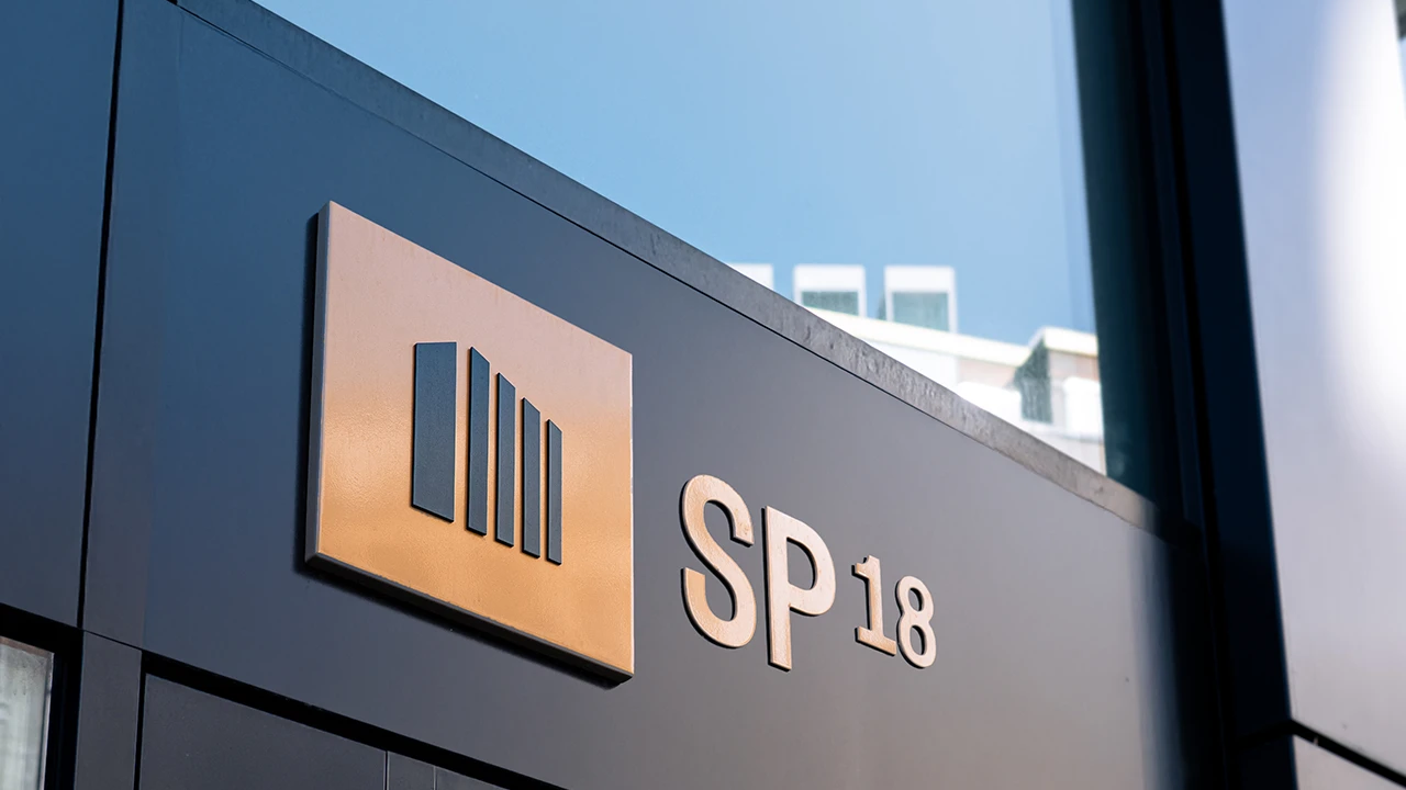 Logo SP18 an der Gebäudefassade, Branding von buero_v1 Werbeagentur Düsseldorf