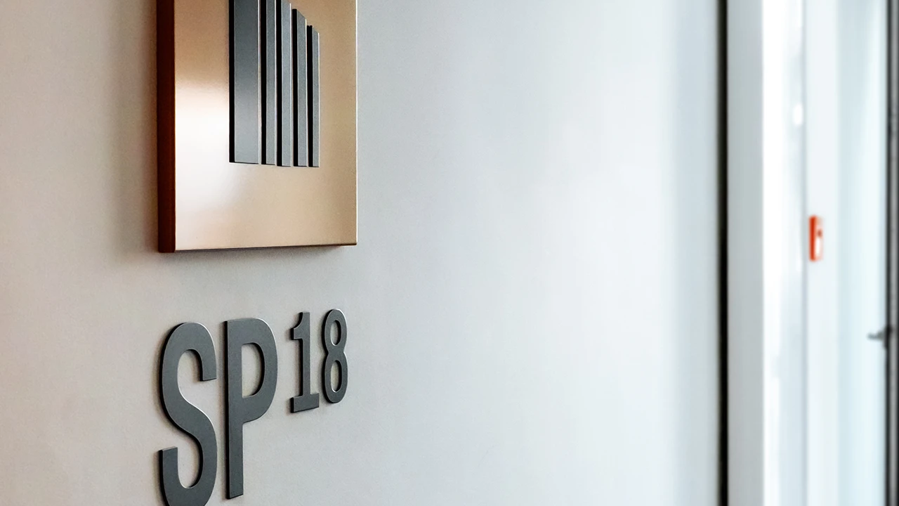 Eingangsbereich mit SP18-Logo, entwickelt von buero_v1 Werbeagentur Düsseldorf