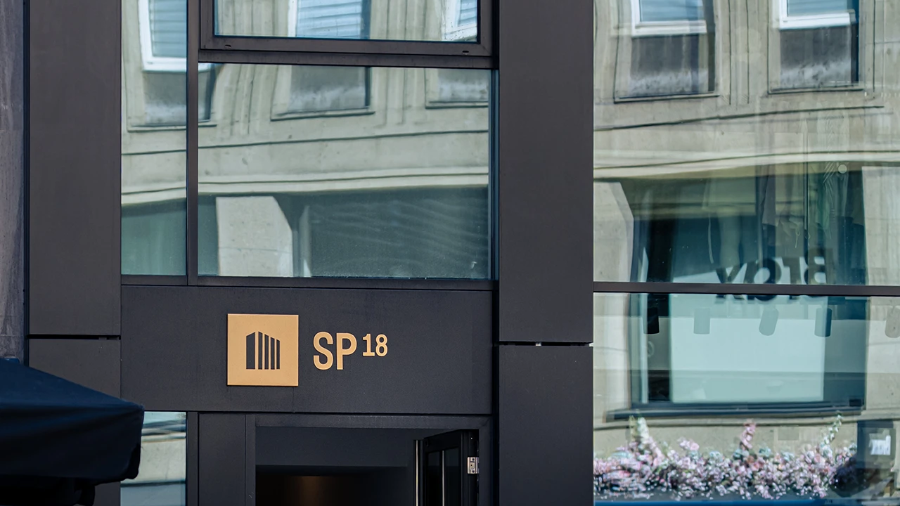 Goldfarbene Lamellen an der Fassade des SP18, entwickelt von buero_v1 Werbeagentur Düsseldorf