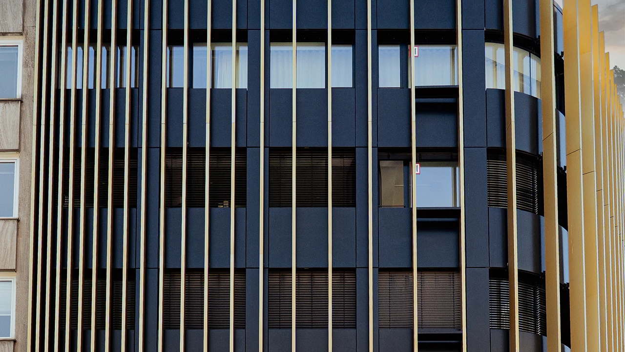 Moderne Gebäudefront von SP18, Branding von buero_v1 Werbeagentur Düsseldorf